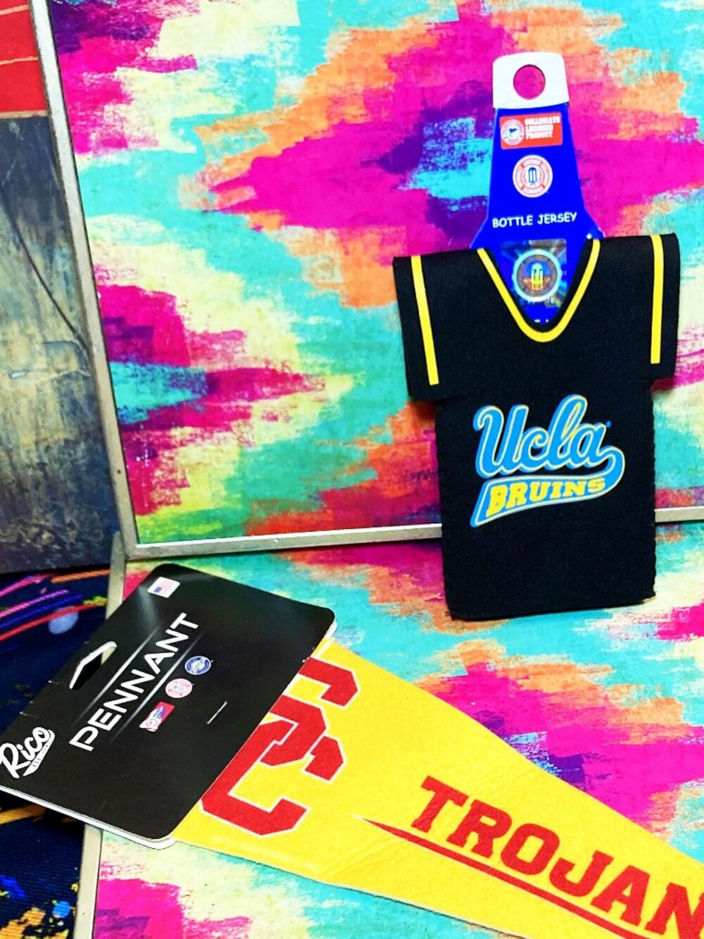 NEW TROJANS SC COLLEGE UNIVERSITY PENNANT + NEW UCLA BOTTLE COZY